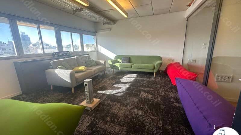 פינת ישיבה של משרד להשכרה בבית יכין תל אביב