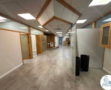 מסדרון של משרד להשכרה 256 מר מחולק לחדרים בבית עוז ברמת גן