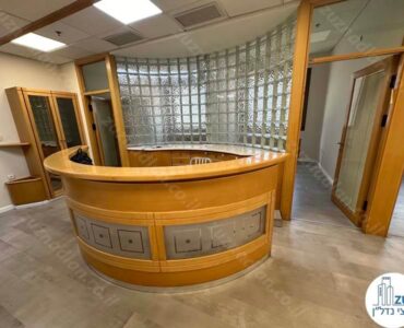 עמדת קבלה של משרד להשכרה 256 מר מחולק לחדרים בבית עוז ברמת גן