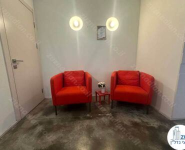 פינת ישיבה של משרד להשכרה להייטק ברחוב בן אביגדור בשכונת מונטיפיורי תל אביב