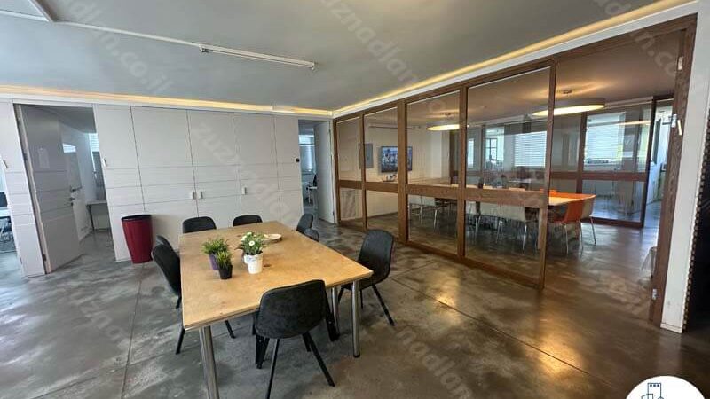 פינת ישיבה של משרד להשכרה להייטק ברחוב בן אביגדור בשכונת מונטיפיורי תל אביב