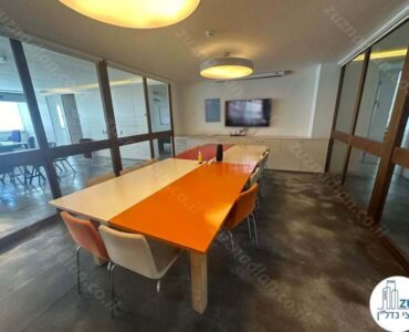 חדר ישיבות של משרד להשכרה להייטק ברחוב בן אביגדור בשכונת מונטיפיורי תל אביב