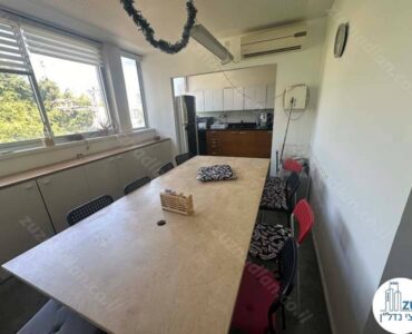 שולחן אוכל של משרד להשכרה להייטק ברחוב בן אביגדור בשכונת מונטיפיורי תל אביב