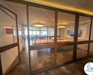 כניסה לחדר ישיבות של משרד להשכרה להייטק ברחוב בן אביגדור בשכונת מונטיפיורי תל אביב