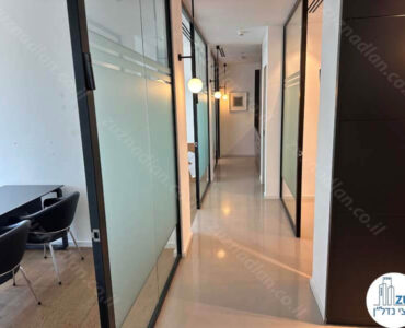 מסדרון של משרד 109 מר מחולק לחדרים במגדל WE בתל אביב