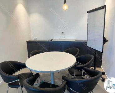 חדר ישיבות של משרד 109 מר מחולק לחדרים במגדל WE בתל אביב