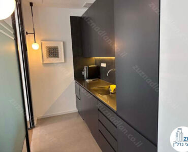 מטבחון של משרד 109 מר מחולק לחדרים במגדל WE בתל אביב