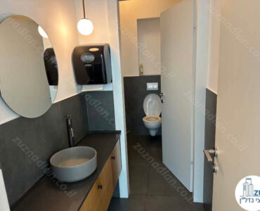 שירותים של משרד 109 מר מחולק לחדרים במגדל WE בתל אביב