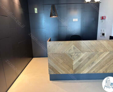 עמדת קבלה של משרד 109 מר מחולק לחדרים במגדל WE בתל אביב