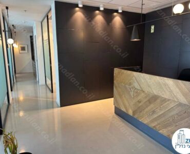פינת קבלה של משרד 109 מר מחולק לחדרים במגדל WE בתל אביב