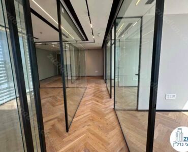 מסדרון של משרד 145 מר להשכרה מחולק לחדרים במגדל סקי טאוור על ציר המסגר תל אביב