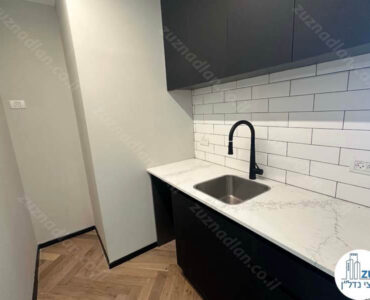 מטבחון של משרד 145 להשכרה מר מחולק לחדרים במגדל סקי טאוור על ציר המסגר תל אביב