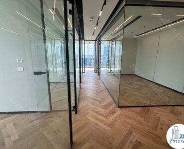מסדרון של משרד 145 מר להשכרה מחולק לחדרים במגדל סקי טאוור על ציר המסגר תל אביב