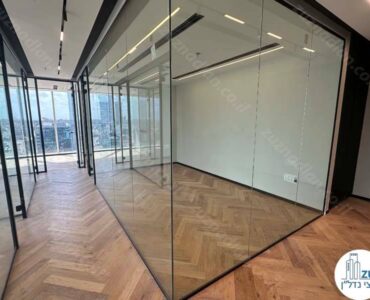 חדר ישיבות של משרד 145 מר להשכרה מחולק לחדרים במגדל סקי טאוור על ציר המסגר תל אביב