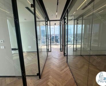 מסדרון של משרד 145 מר להשכרה מחולק לחדרים במגדל סקי טאוור על ציר המסגר תל אביב