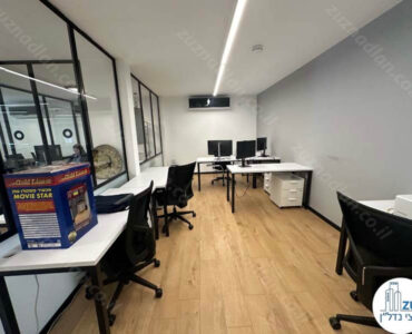 חדר עם עמדות עבודה של משרד להשכרה 200 מר בבניין משרדים על רחוב הארבעה בתל אביב