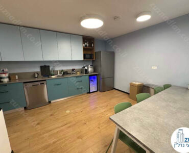 מטבחון של משרד להשכרה 200 מר בבניין משרדים על רחוב הארבעה בתל אביב