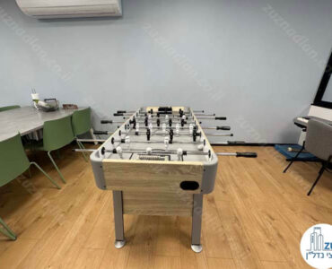 כדורגל שולחן של משרד להשכרה 200 מר בבניין משרדים על רחוב הארבעה בתל אביב