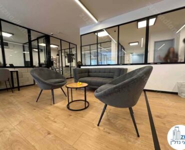 פינת ישיבה של משרד להשכרה 200 מר בבניין משרדים על רחוב הארבעה בתל אביב