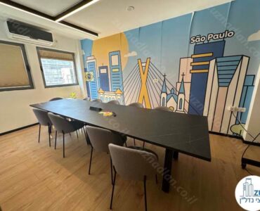 חדר ישיבות של משרד להשכרה 200 מר בבניין משרדים על רחוב הארבעה בתל אביב