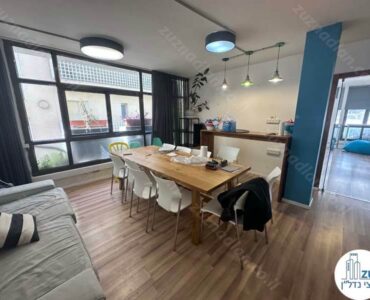 שולחן אוכל של משרד 180 מר להשכרה להייטק בשכונת מונטיפיורי תל אביב