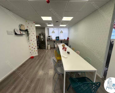 פינת אוכל של משרד 300 מר להשכרה בבניין משרדים במתחם הבורסה ברמת גן