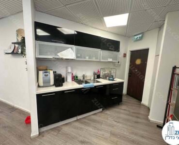 מטבחון של משרד 300 מר להשכרה בבניין משרדים במתחם הבורסה ברמת גן