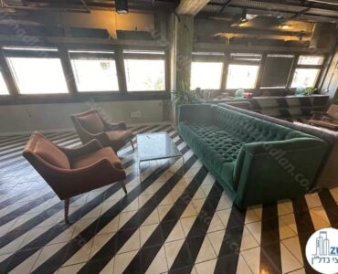 פינת ישיבה של קומה שלמה להשכרה בבניין משרדים על רחוב אחד העם תל אביב