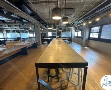 שולחן עבודה ארוך של קומה שלמה להשכרה בבניין משרדים על רחוב אחד העם תל אביב