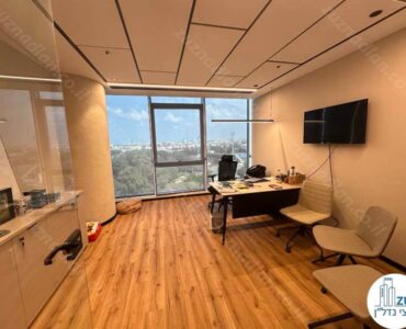 חדר של משרד מרוהט להשכרה 646 מר במגדל לייף בני ברק