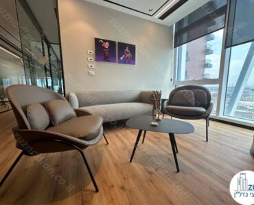 פינת ישיבה של משרד מרוהט להשכרה 646 מר במגדל לייף בני ברק