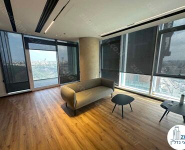 יציאה למרפסת של משרד מרוהט להשכרה 646 מר במגדל לייף בני ברק