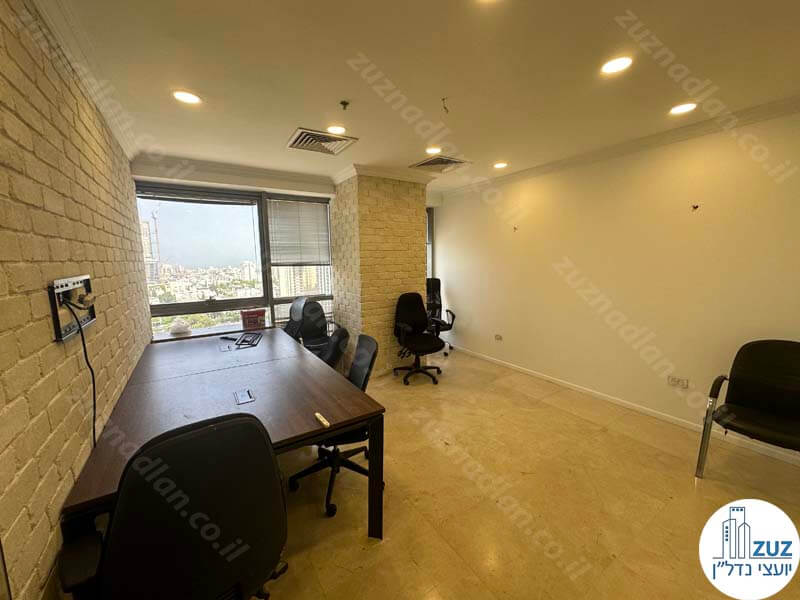 חדר של משרד להשכרה 339 מר במגדל גיבור במתחם הבורסה רמת גן