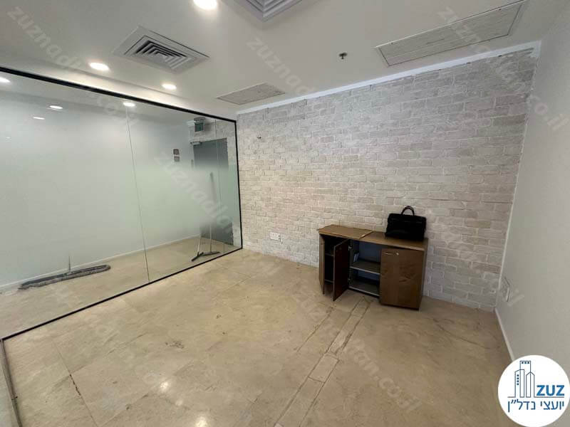 חדר של משרד להשכרה 339 מר במגדל גיבור במתחם הבורסה רמת גן