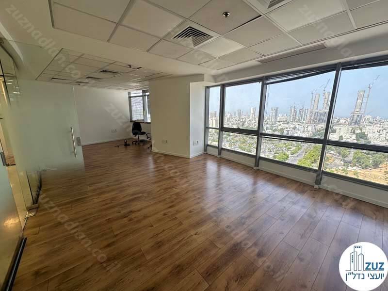 חדר גדול של משרד להשכרה 339 מר במגדל גיבור במתחם הבורסה רמת גן