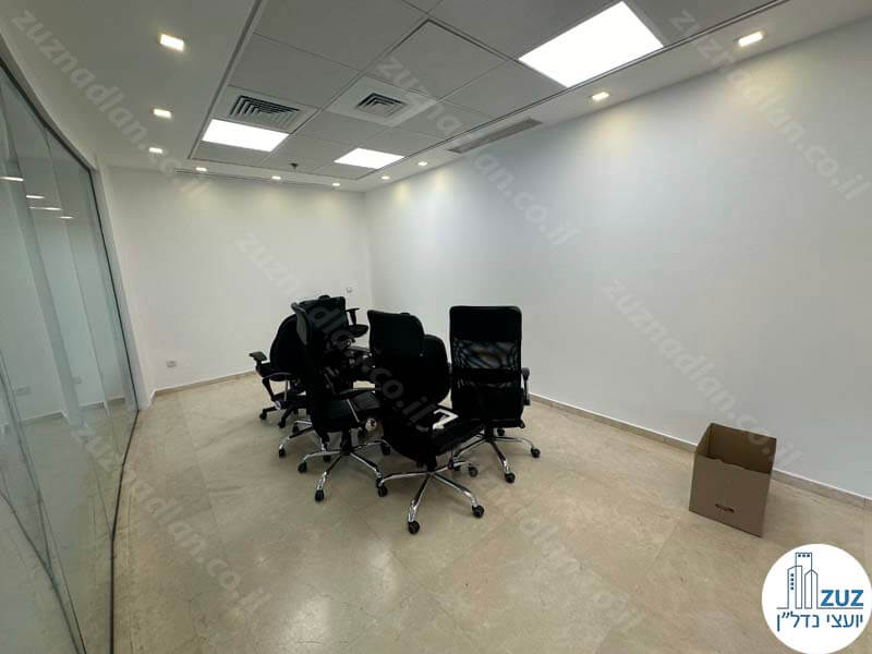 חדר של משרד להשכרה 339 מר במגדל גיבור במתחם הבורסה רמת גן