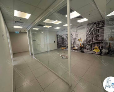 כניסה לחדר ישיבות של משרד 372 מר במגדלי אלון תל אביב