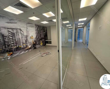 כניסה לחדר ישיבות של משרד 372 מר במגדלי אלון תל אביב