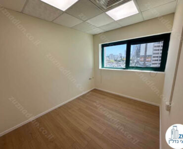 חדר של משרד 210 מר להשכרה בבית זקסנברג במתחם הבורסה רמת גן