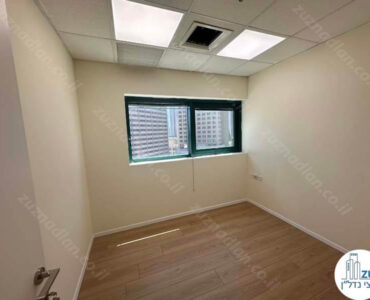 חדר של משרד 210 מר להשכרה בבית זקסנברג במתחם הבורסה רמת גן
