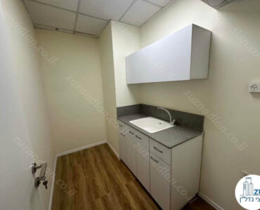 מטבחון של משרד 210 מר להשכרה בבית זקסנברג במתחם הבורסה רמת גן