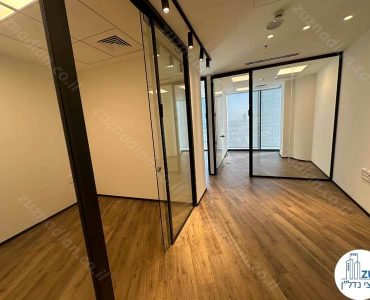 כניסה לחדרים של משרד קטן להשכרה במגדל ספיר רמת גן