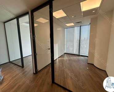 כניסה לחדרים של משרד קטן להשכרה במגדל ספיר רמת גן