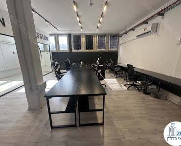 עמדות עבודה של משרד להשכרה לחברות הייטק בשכונת מונטיפיורי בתל אביב