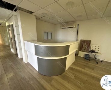 פינת קבלה של משרד להשכרה בבית סילבר במתחם הבורסה רמת גן