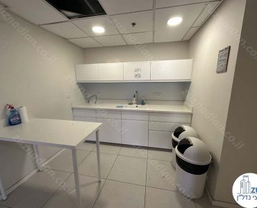 מטבחון של משרד להשכרה בבית סילבר במתחם הבורסה רמת גן