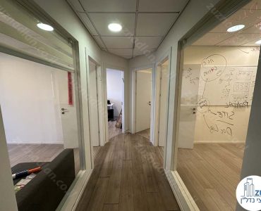 כניסה לחדרים של משרד להשכרה בבית סילבר במתחם הבורסה רמת גן