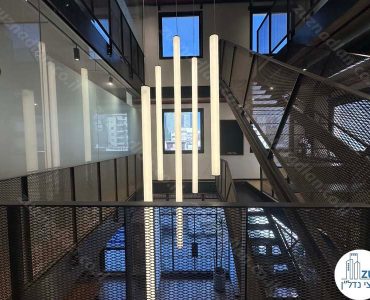 גרם מדרגות של משרד להשכרה להייטק 1400 מר בשכונת מונטיפיורי בתל אביב