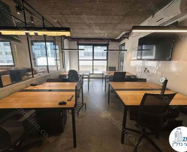 חדר עם עמדות עבודה של משרד להשכרה להייטק 1400 מר בשכונת מונטיפיורי בתל אביב