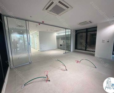 חדר ישיבות של משרד להשכרה מחולק לחדרים במגדל דה וינצי בתל אביב